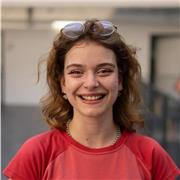 Me considero una persona proactiva y con gran capacidad de adaptación. Cuento con un año de experiencia enseñando francés e inglés